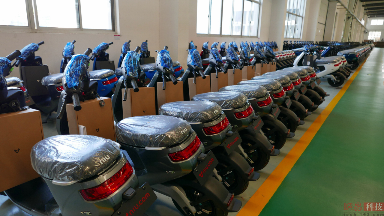 成型的车辆将会先摆放到旁边的待检区，等待实际驾驶测试。（来源：网易科技）