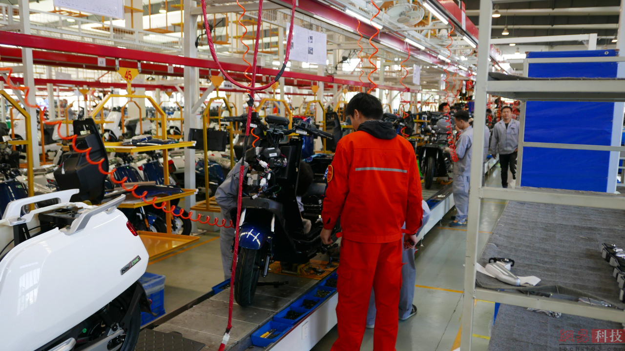 当然工厂内也是有分工的，一些技术人员将会时刻对生产线上的问题进行关注。（来源：网易科技）