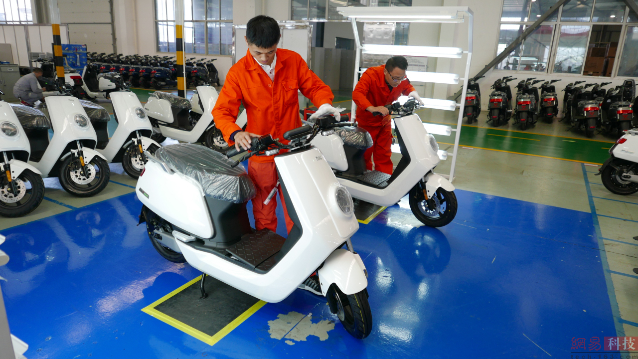 走出生产线我们来到的是实际测试区域，这里技术人员将对小牛电动车的多种实用场景的性能进行测试。（来源：网易科技）