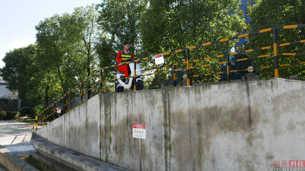 而后还会进行上下坡、转弯、喇叭和紧急制动等测试。（来源：网易科技）