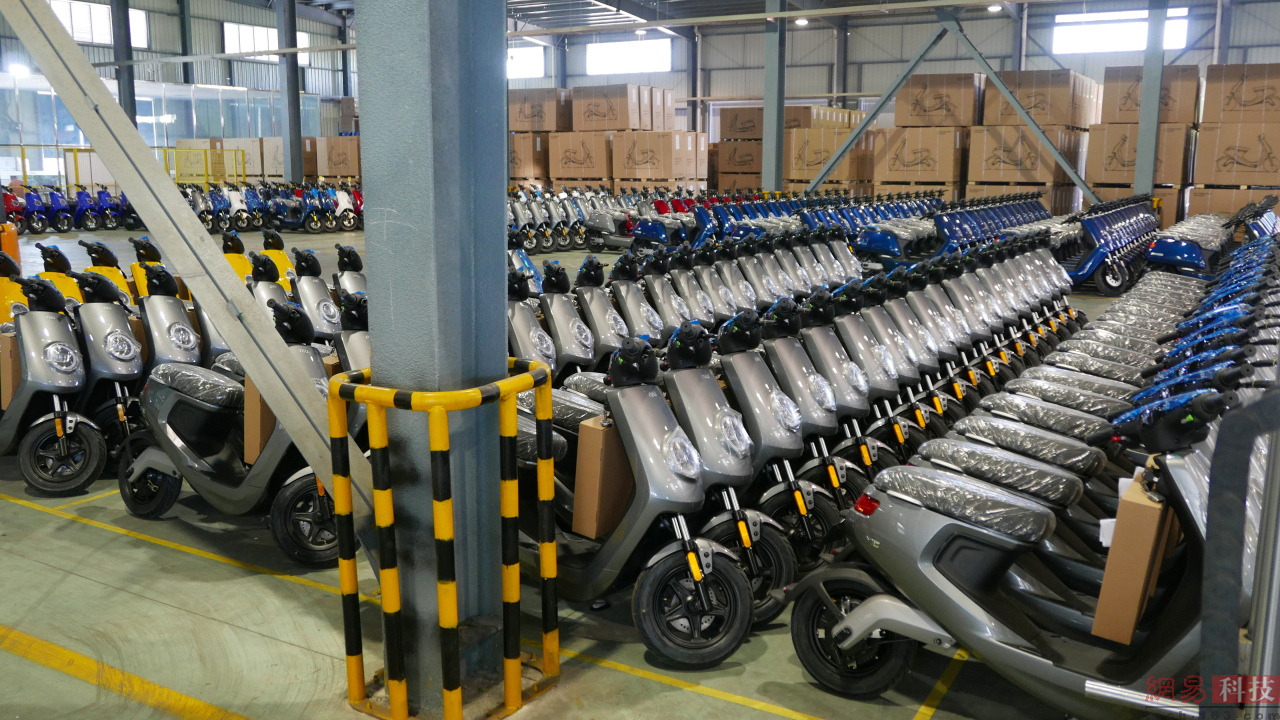 近景为待封装小牛电动车，远处为已经封装完毕等待出货的小牛电动车。（来源：网易科技）