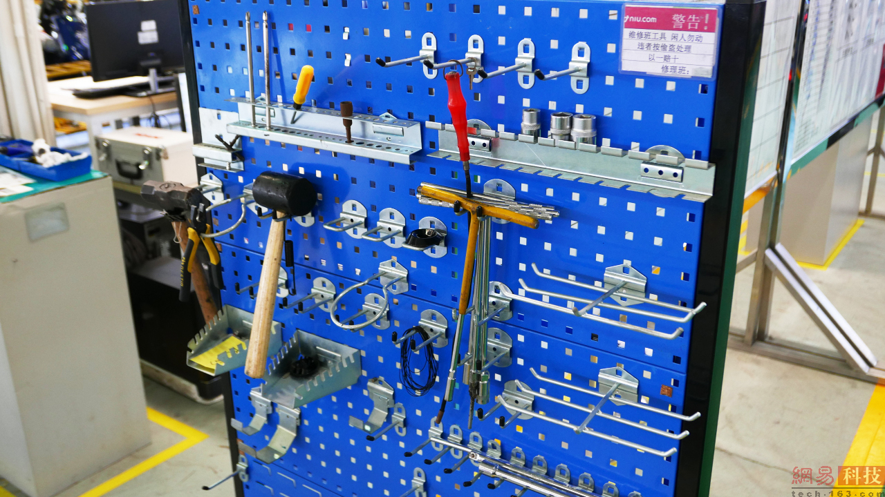 生产线的周边会放置一些工具，以备不时之需。（来源：网易科技）