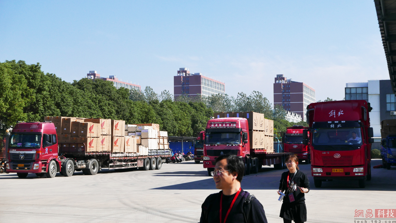 走出自后的封装工厂就能看到各种大货车了，这里在分装将要出货到全国各地的小牛电动车。（来源：网易科技）