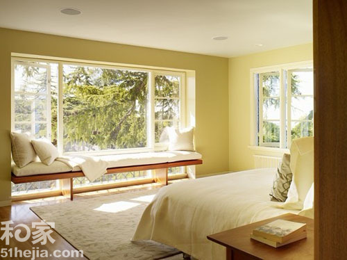 这款案例中的卧室窗台是落地窗设计，特地为其定做了一个板式木质长板凳，长度正正好好地嵌在窗框之中，铺上合适大小的沙发坐垫，放上大靠包和毛巾毯，尽情享受落地大窗带来的无限好风光。（来源：和家网）