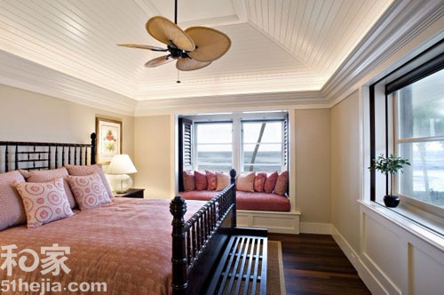 一款很典型的新户型大窗台，简单改造成了舒适的沙发，案例中，搭配十分重视整体感，飘窗沙发的设计完全参照卧床，不仅用了红色系的沙发垫和靠包，沙发内嵌部分两侧的墙体，特地贴上了红木百叶木，与镂空红木床架交相辉映。（来源：和家网）