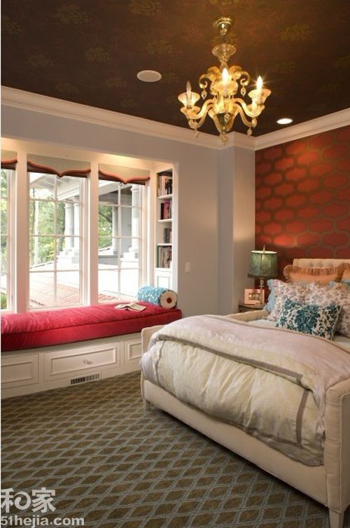 飘窗不仅改造成了舒适温软地沙发，从上下看，更是一个不错的收纳区域，特别是一侧的迷你书架，飘窗沙发变成了一块最佳阅读角。（来源：和家网）