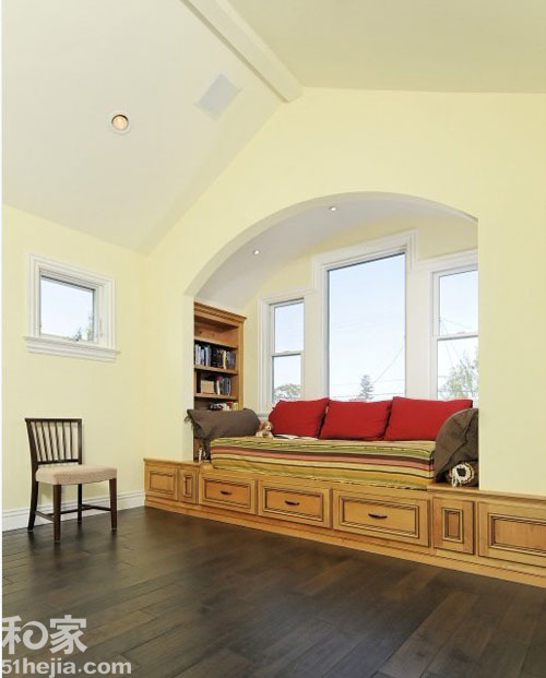 较之上款，这款飘窗改造有着相似之处，不过这款在每个部分的面积上都予以加宽，不仅舒适升级，收纳也随之升级，可以在这安安静静度过整个午后悠闲时光。（来源：和家网）