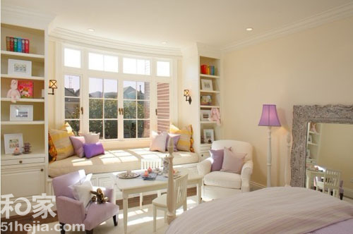 这款飘窗沙发旁特地添置了矮桌，沙发、座椅与之为伴，很好地丰富了这块区域，卧室摇身一变会客室，在这，面朝阳光，品茶品甜点，朋友们一定抢着坐在最舒适地“窗台”。（来源：和家网）