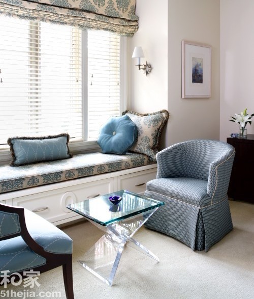 与上款类似，这款旁边配设了茶几，独立沙发，值得一提此区域的是配色。以蓝、白、木色为主，并通过沙发、坐垫靠包，以不同的图案呈现，流露出一丝淡淡的现代式中国风。（来源：和家网）