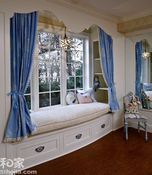 这款飘窗改造位于儿童房，从各方面为儿童设计，星形儿童吊灯不仅美丽，还为夜晚增加光源；内侧打造为展示架，可放入各式玩具；窗框特设的蕾丝边蓝色窗帘，为儿童房增添了别致地公主房元素。（来源：和家网）