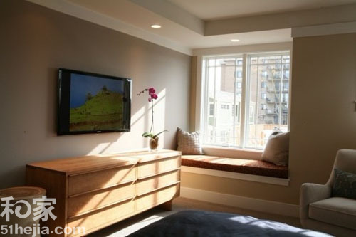 这间卧室的窗台位于墙角处，以最简单的方式为其改造，将窗台筑高，铺上坐垫，放上靠包即可，这样能照射到阳光的小角落，是最不能错过的。（来源：和家网）