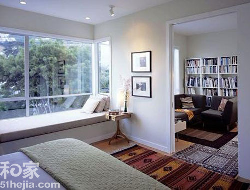 改造后的飘窗，卧室中多了一个可以坐拥美好风景的卧躺区域，飘窗的改造以简约风格呈现，一旁增设一个娇小的小桌子，延伸出更多可利用空间和便捷享受。（来源：和家网）