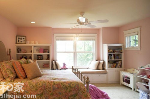 若是装修初期就想要利用飘窗改造成沙发，那么一定要利用好飘窗两边的空间。收纳柜是不错之选，一边放上书，一边作为展示柜，中间坐拥沙发，一组完美搭配方案。（来源：和家网）