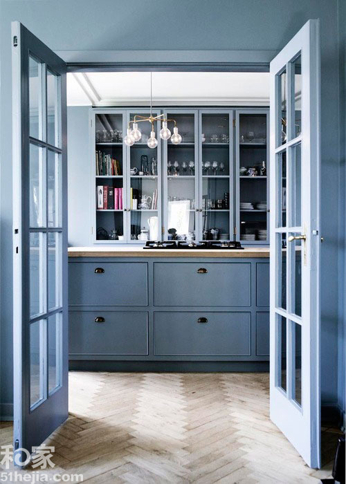 直线拼花是用剪切好的木片直接拼接造型，根据不同木材的颜色、纹路，可拼出多种造型，每一片都是那么别致多彩。适合室内大面积的使用，可做地面，背景墙等。案例中的整体空间用色和质感都属于比较单一的表现方式，所以地板使用人字形拼花，就很合适。（来源：和家网）