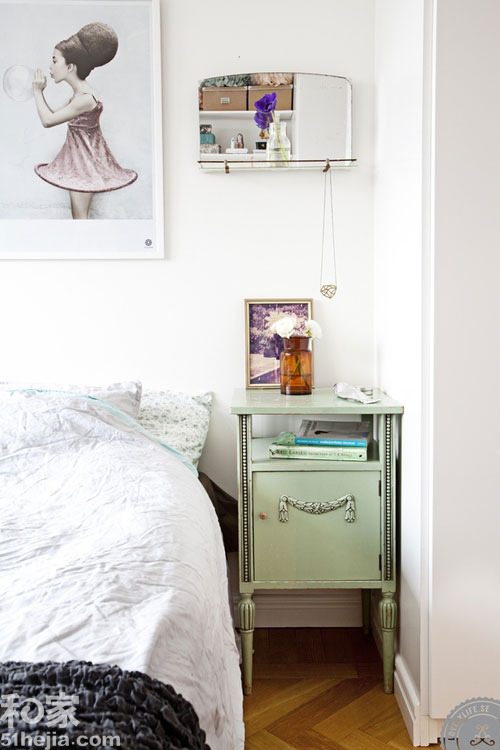 卧室可以做一些很漂亮的拼花地板，深色和浅色地板拼接，很好看，还有的可以做立体效果。在卧室过道这些微乎其微的小小空间里，也做足了装饰功夫，可见主人爱家之用心，搭配一款薄荷绿精致雕花床头柜，床头风景好百倍。（来源：和家网）