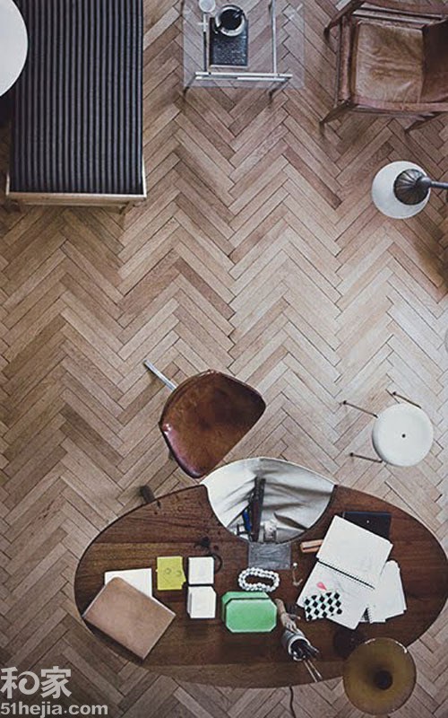 拼花木地板的木块尺寸，一般长度为250～300mm;宽度为40～60 mm,最宽可达90mm;厚度为10～20mm。有平头接缝地板和企口拼接地板两种。拼花木地板通过小木板条不同方向的组合，可拼造出多种图案花纹，常用的有正芦席纹，斜芦席纹，人字纹及清水砖墙纹等，另外，拼花木地板还可以采用清漆进行油漆，显露出木材漂亮的天然纹理。（来源：和家网）