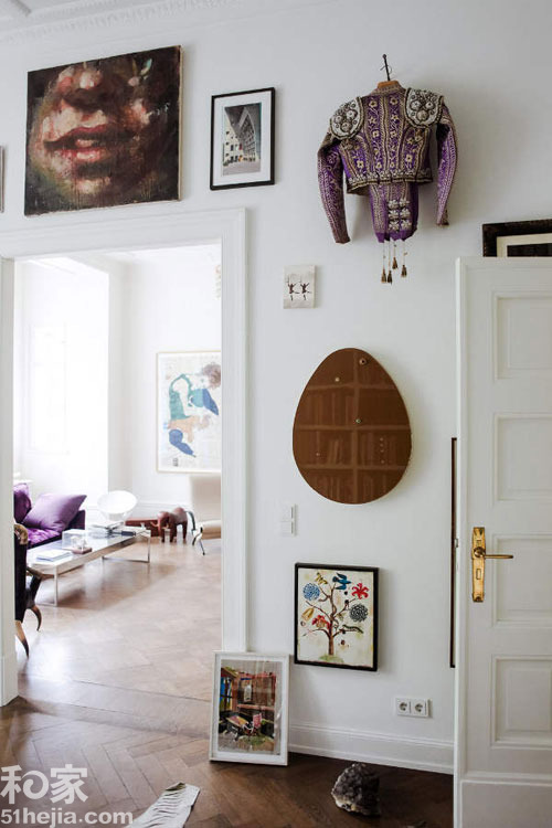 “自然，环保”俨然已经成为家居设计中一股不可忽视的风潮。以简约为特点的北欧风格的设计恰好迎合了这一点，无需太多的装饰，简单往往更节约能源。这间面积仅有55平的白色小户型公寓，在大片的白色空间中，放上亮色光面家具，这款简洁的人字形拼花地板，放在现代风格的客厅中反而格外时尚。（来源：和家网）