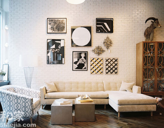 选择实木拼花地板可以帮你省去不少麻烦，第一，其他地板颜色如果选的太淡了，头发、脚印都很明显，恨不得赤脚＋剃光头。第二，实木拼花地板，不容易翘。看图中这款深色斜纹拼花地板，耐脏效果杠杠的。（来源：和家网）