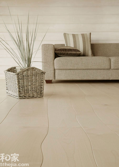 市场上的拼花地板分拼花实木地板、拼花实木复合地板和拼花强化复合地板。拼花实木地板采用名贵树种制作而成，价格高，而且纯实木，不易保养，而拼花实木复合地板和拼花强化地板价格较低，可以满足更多用户的需要。而像这种曲线拼花地板就不多见，但是它的质感有优雅的曲线实在是迷人到爆！（来源：和家网）