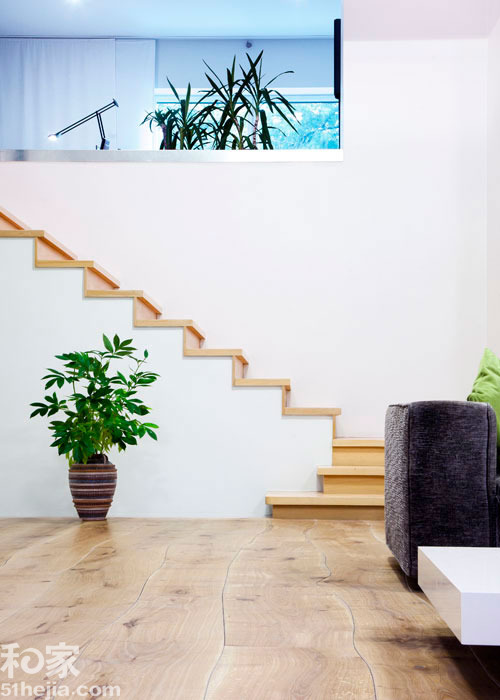 由于拼花地板多是由小块图案拼接而成，相比传统实木、多层实木地板结构更稳定，不易起翘和变形。而这种曲线拼花地板，在结合了无缝贴合以及整体取材的特点后，完全不给地板翘起和变形留下一点余地。（来源：和家网）