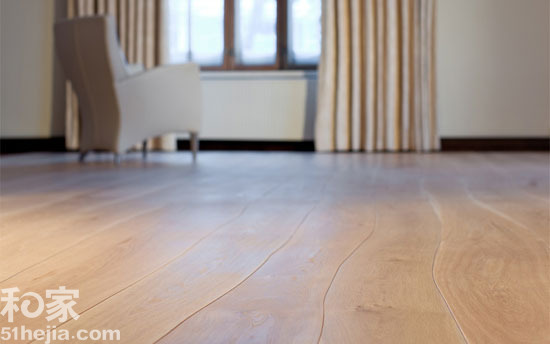 曲线拼花是采用电脑雕刻技术，预先在电脑中设计出拼花造型，再用电脑雕刻出精细花纹的地板。曲线拼花造型复杂，美丽多变，非常适合室内小面积的铺设，可搭配常规地板进行铺设，雍容典雅，富贵大方。 （来源：和家网）