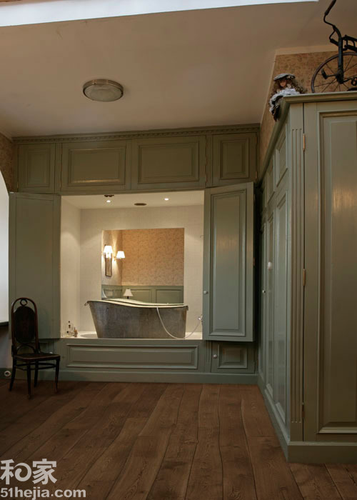 拼花木地板是由水曲柳，柞木，胡桃木，柚木，枫木，榆木及柳桉等优良木材，经加工处理，制成具有一定几何尺寸的木块，再拼成一定图案而成的地板材，它具有纹理美观，弹性好，耐磨性强，坚硬与耐腐等特点，此外，拼花木地板一般均经过远红外线干燥，含水率恒定(约为12%)，因而外形稳定，易保持地面平整，光滑而不变形。（来源：和家网）