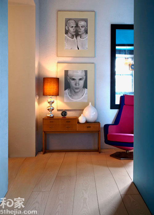 这个拼花曲线弧度和西班牙巴塞罗那艺术大师高迪的作品有很多异曲同工之妙处，他的很多作品都在将花色瓷砖敲碎之后，重新拼贴出柔和的绚丽曲线，就像这款柔和的拼花地板。另外，加上一款颜色亮眼的家具，更妙。（来源：和家网）