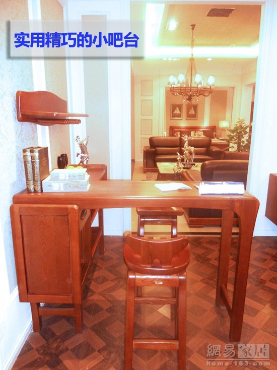     实用精巧的小吧台，既起到分隔空间的作用，又是欧美现代风格的表现，牛头拉手等牛仔风格不时体现出来。