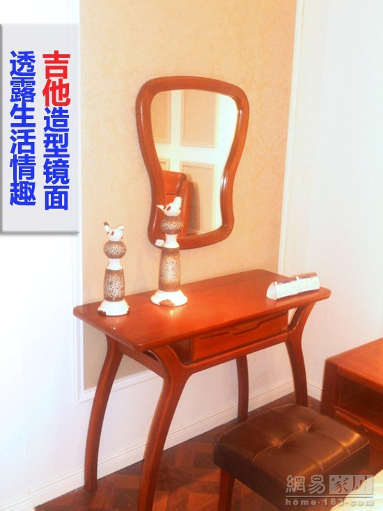     吉他造型的镜面，简洁中透露出生活的趣味。