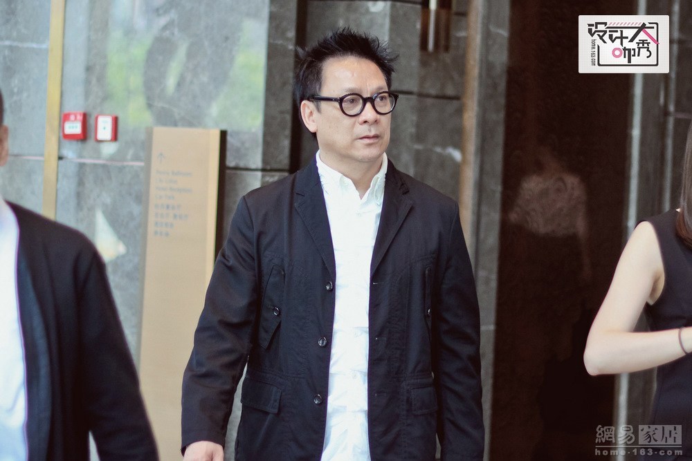 早餐结束后，梁志天和同行的人开始准备出发前往今天的活动现场，益田假日广场，那里将举行梁志天为期四天的“知世界-行中国”设计作品展。其实在去年的差不多这个时间，梁志天也在内地举行了自己的巡回作品展，主题是“55、25、15”，因为去年的他55岁了，做设计25年，公司重组15年。如果说去年的展览更多的是送给自己的礼物的话，今年的展览可谓是梁志天为连接中国设计与国际设计所搭建的桥梁。（来源：网易家居）