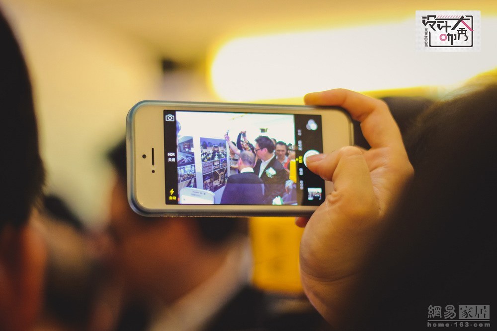 还有一些粉丝会拿起手机为自己的偶像拍照。我们在活动现场也对超级疯狂的粉丝阵容感到震惊。最近，一篇“梁志天影响了一代人”的博客在网络上流传甚广，文中提到，鲁小川（现任丽贝亚集团设计院院长）评价梁志天，说：我们是看着梁志天长大的，真的影响我们一代人。必须要感谢像梁志天这样的设计师，是他们规范了市场的价格体系，让消费者明白了设计的价值，设计是有价值的，最实际的问题，我们的收费提上来。”（来源：网易家居）