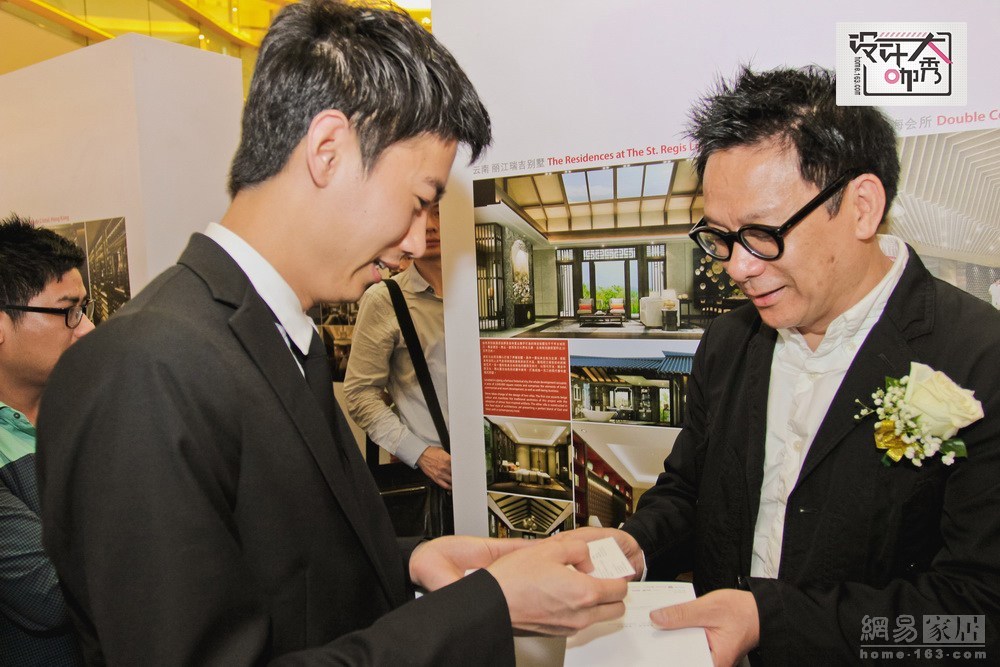 期间有很多粉丝涌上来要求与梁志天合影，还有人希望跟梁志天交换名片，梁志天都非常友好的答应对方的要求，他说，我今天有这样的成就，都是这个社会给我的一个机会，我觉得现在我的责任就是，把年轻的设计师的水平提高，给他们多一点机会，给他们多一点支持，我觉得这个是非常重要。（来源：网易家居）