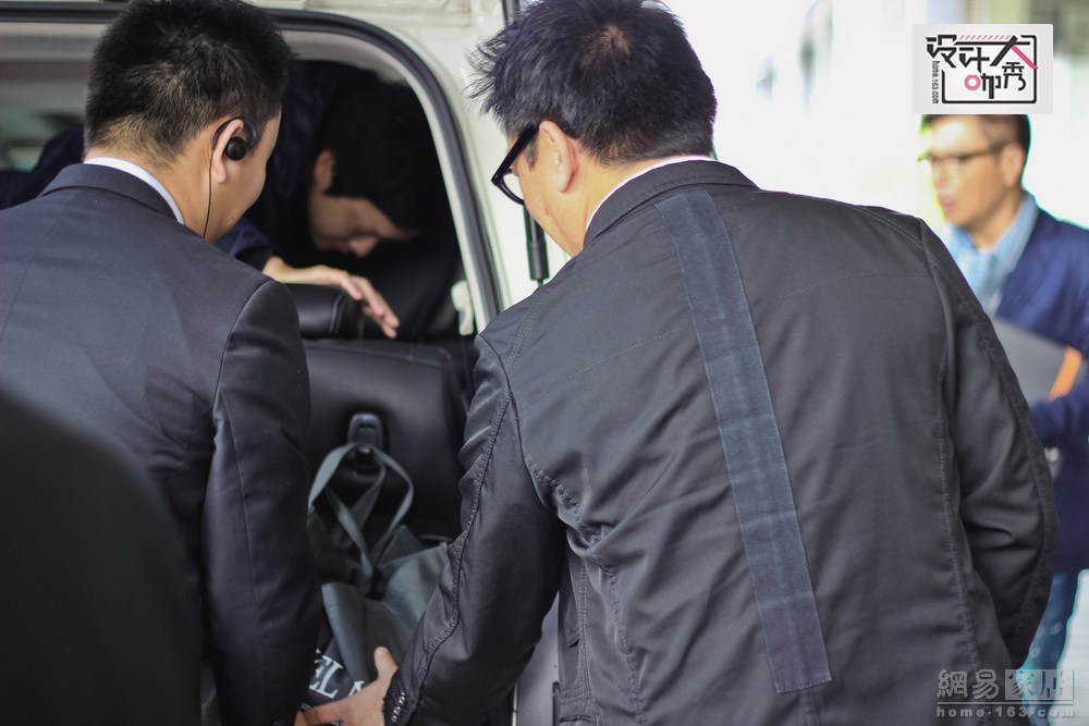 梁志天设计公司的车已经停在了酒店门口，梁志天亲自将搭档卢志荣和关永权的行李放进后车厢，颇有主人家的气魄。（来源：网易家居）