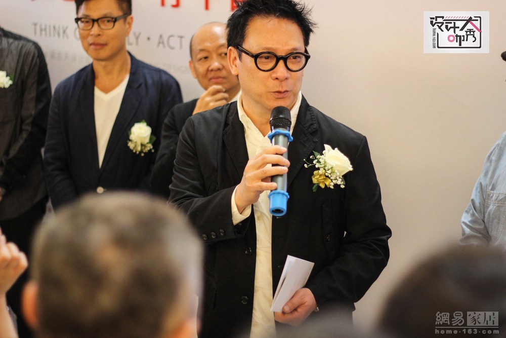 接下来开幕式正式开始。梁志天作为致辞嘉宾，为大家阐述了此次“知世界-行中国”展览的宗旨，他说，他将在巡展的每一站邀请一位香港设计师，一位国外设计师共同参与展览，此次深圳作为巡回的第一站，他邀请了自己最好的两位朋友关永权和卢志荣，关永权代表香港设计师，而卢志荣代表的是海外的华人设计师，他希望通过这样的形式，让更多香港和国外的设计思想能够引入内地，给内地设计带来更多的启发。（来源：网易家居）