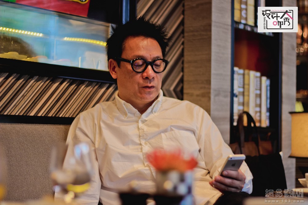 梁志天一边吃早餐一边拿起手机，处理了一些个人事务。大家都知道，梁志天每次出差对于自己入住的酒店都要求颇高，喜欢尝试新的酒店，对于此次选择四季酒店，梁志天说，因为他觉得四季酒店的设计和服务都让他感到非常的舒服。（来源：网易家居）