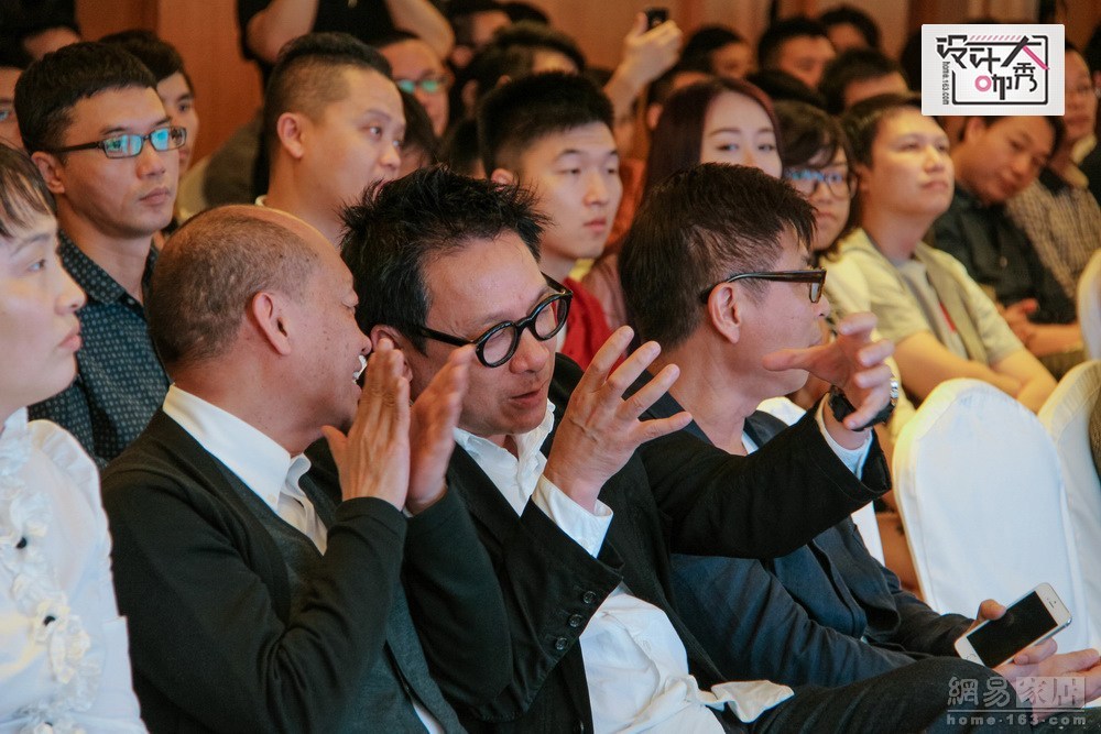 在台下，他跟好友卢志荣边听台上的演讲边交流。他说，自己平时除了睡觉，其他时间都在思考，参加活动时就就在空档的时候思考，度假休息时就有系统的思考，经常出差也能让自己到处走走看看，不断汲取养分充实自己。（来源：网易家居）