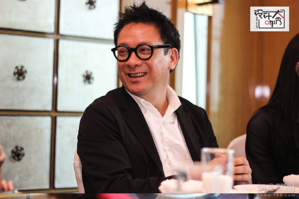 谈到自己做餐厅的原因，梁志天说，因为我做项目的时候，往往回头再看时，还是会有不太满意的地方，种种的原因，可能是时间的问题，或是成本的问题，也可能是业主有些特别的要求，而我自己投资，自己来当老板的话，我觉得我的设计可以发挥得更满意，我对很多餐厅都不满意，要么味道不好，要么环境不好，要么服务不好，所以我就自己做餐厅，做到自己满意。（来源：网易家居）