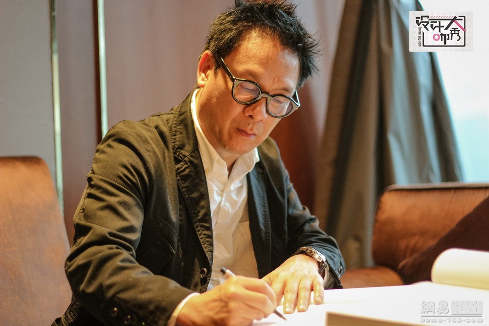 午饭时间过得很快，梁志天一直与媒体朋友们愉快的交流，在助理的提醒下，我们才发觉下午论坛的时间到了。于是大家纷纷前往论坛现场。由于梁志天下午要在现场赠送年轻设计师自己的作品集，所以在活动开场前，梁志天先来到休息室为自己的书签名。（来源：网易家居）