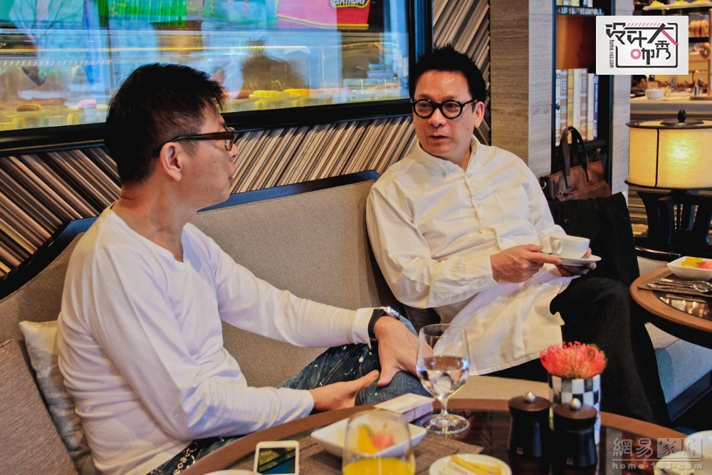 早上9点，我们在深圳四季酒店见到了梁志天，他正在与此次展览的搭档关永权一起吃早餐。此次梁志天作品展的首站，他选择了自己最好的两位好朋友关永权和卢志荣共同参与。关永权，于灯光设计界地位举足轻重的著名华人灯光设计师。凭着「以最少的灯去达到最佳效果」的设计理念，其灯光设计杰作遍布全球。卢志荣，著名海外华人设计师，生于香港，以建筑、空间、家俬设计享誉欧洲，是极少数被意大利现代传统设计界所认可的华裔设计师，其作品遍及北京、伦敦、米兰、迪拜、伊斯坦布尔等各大城市。曾任意大利百年家俬品牌Giorgetti艺术总监。（来源：网易家居）