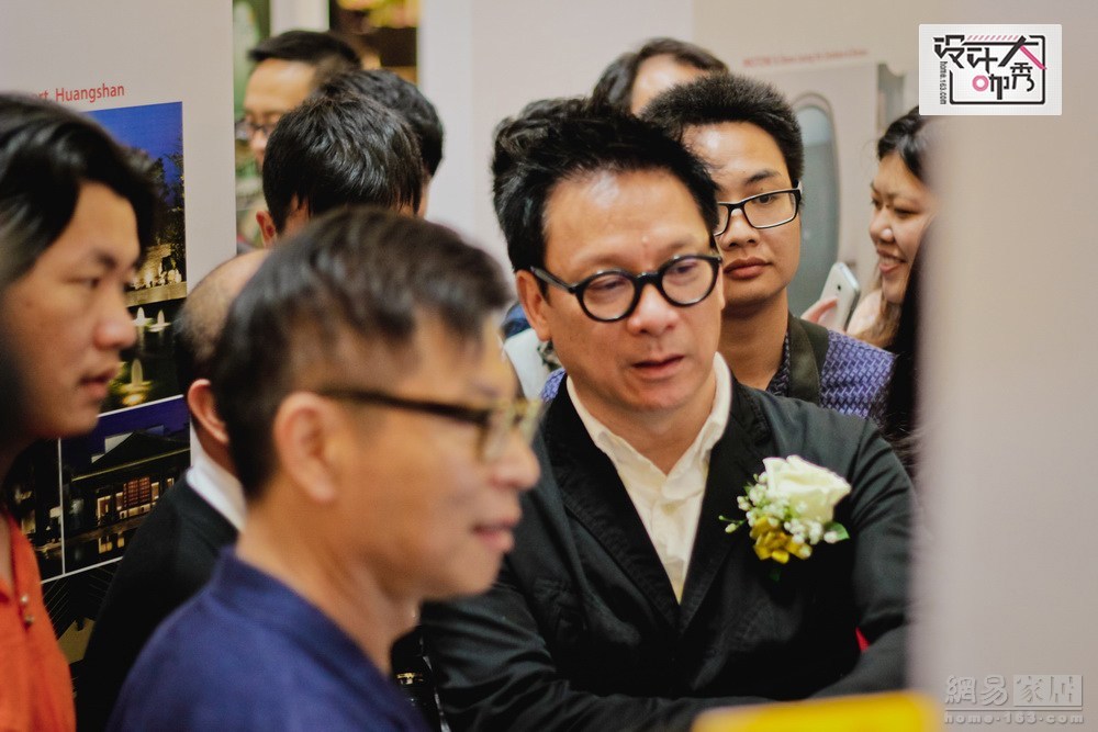 梁志天与好友关永权、卢志荣到达展览现场后，三人便开始一同观看此次展出的作品，而他们周围则被疯狂的粉丝围得水泄不通。期间卢志荣额头冒汗，梁志天立即从袋里拿出纸巾，可见两人的私交甚好。（来源：网易家居）