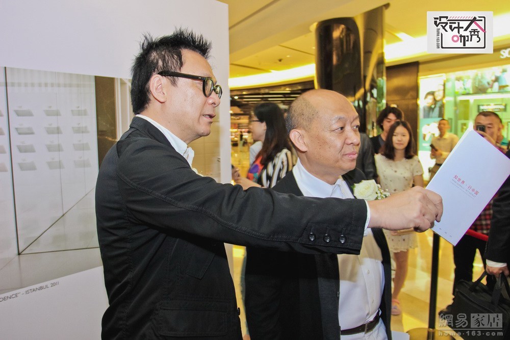 卢志荣走到一幅餐厅的图片前，指着里边的椅子说，我看到这张图我就想到我以前曾经坐过这个位置。三人一边观看作品，一边分享自己对于作品的看法以及自己跟作品项目有关的趣事，整个过程轻松愉快。（来源：网易家居）