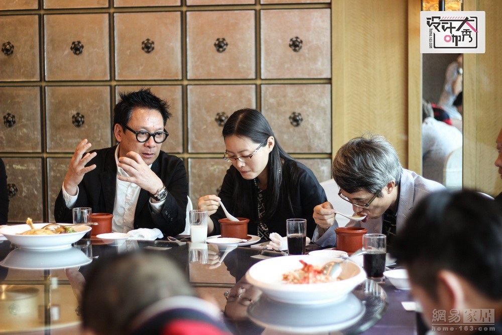 饭桌上，梁志天非常热情的跟周围的媒体朋友们交谈。他说，昨晚他刚跟一些从全国各地赶来的设计师朋友们一起吃饭，大家千里迢迢赶来让他很感动，他希望能够跟大家一起为中国设计行业做贡献。他很热情的跟媒体朋友聊自己的设计公司，自己的设计理念，还聊到了自己与搭档关永权一起设计的餐厅。他说，自己现在在香港已经有六个餐厅，有两个是泰国餐厅，两个日本餐厅、一个意大利餐厅，还有一个是越南餐厅。（来源：网易家居）