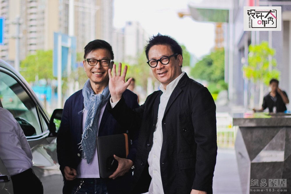 行李安排妥当后，梁志天与关永权与我们挥手告别。我们分头出发赶往梁志天作品展的现场。（来源：网易家居）