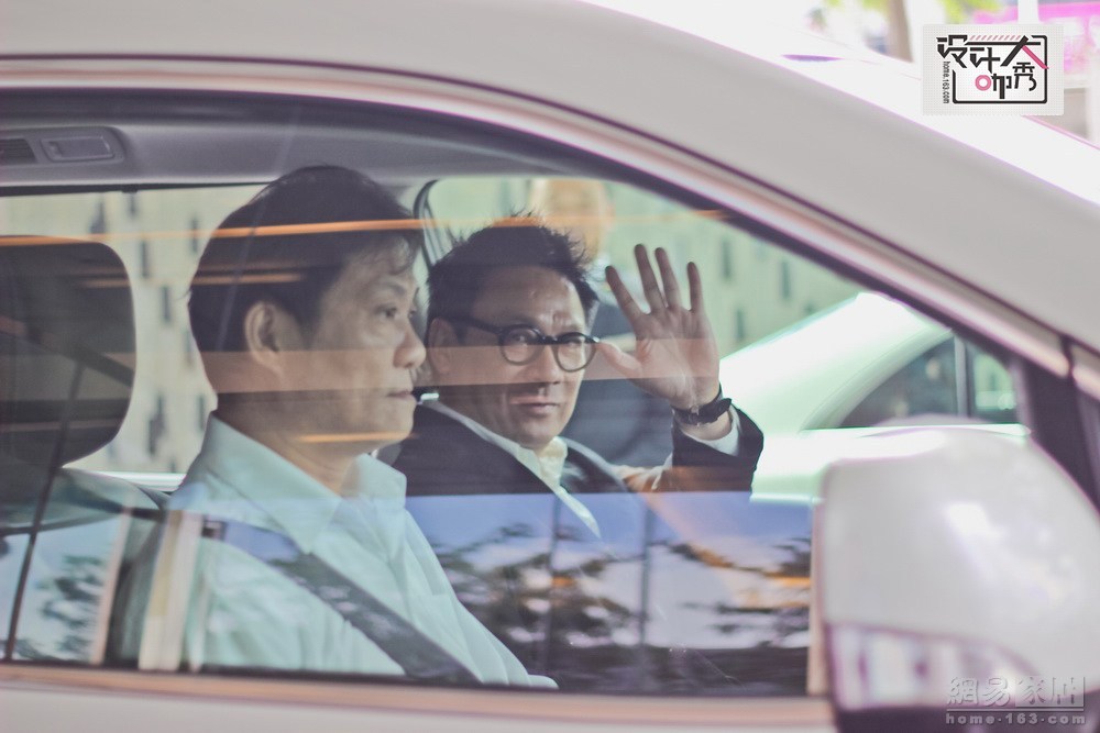 结束了一天的活动后，梁志天与卢志荣一起出发前往机场，他们将飞往上海会见客户。在车上，梁志天与我们挥手告别。（来源：网易家居）