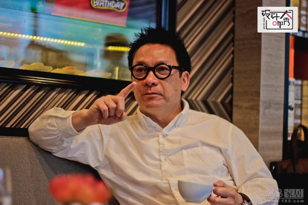 虽然接下来就要开始一天忙碌的行程，但梁志天不急不躁，他一边跟好友关永权聊天，一边跟助理沟通今天的安排，他说，其实我的生活非常简单，认识我的人都知道，我是生活非常有规律的一个人，我每天大概八点钟起床，一般我都不会睡得太晚或者怎么样，晚上我肯定要大概十二点钟或者一点钟之前睡觉，休息对我来说很重要，而且有规律的生活，是一种正常的，非常健康的生活方式。（来源：网易家居）