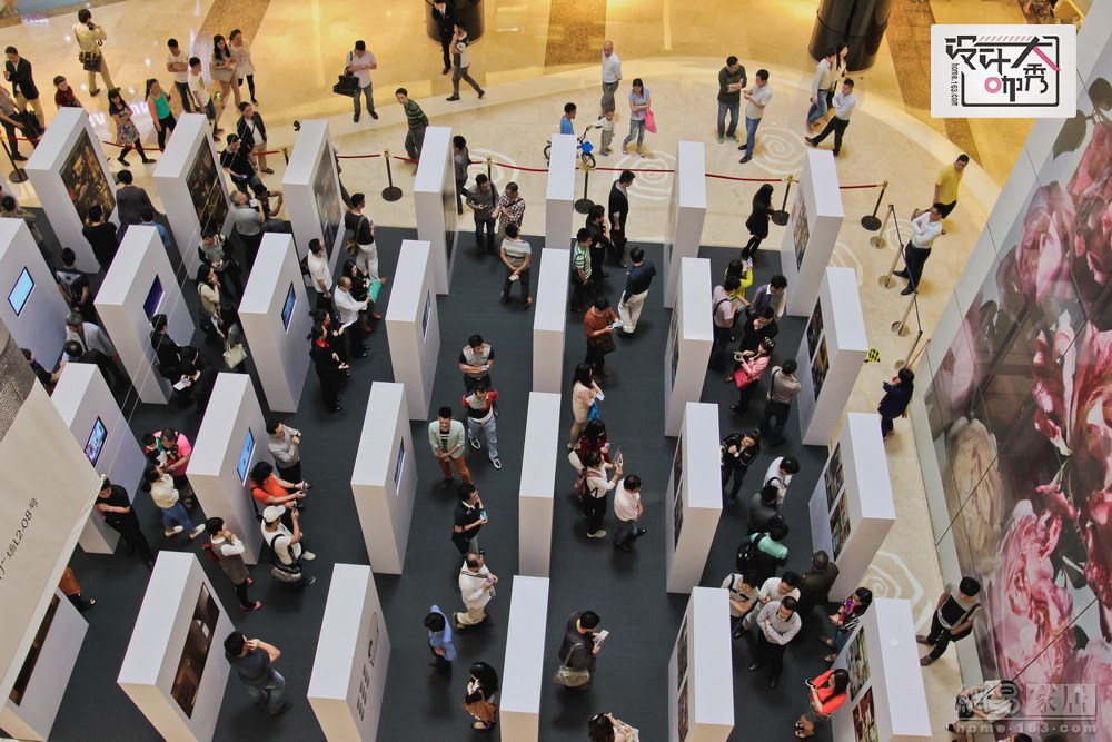 当我们赶到展览现场时，早已人山人海。对于为何要将展览放在商场里举行，他说，“艺术中心一般来说不是每个市民都要去地方，我希望通过商场的展览，让一般的老百姓，无论他是学生也好，是老人家也好，白领也好，所有的人都有机会碰到设计，因为我觉得设计不是只有一小部分人能享受的东西，应该是全部人，无论是哪一个阶层都可以享受的东西，我想把这个设计推到社会上的每一个阶层里面。”（来源：网易家居）