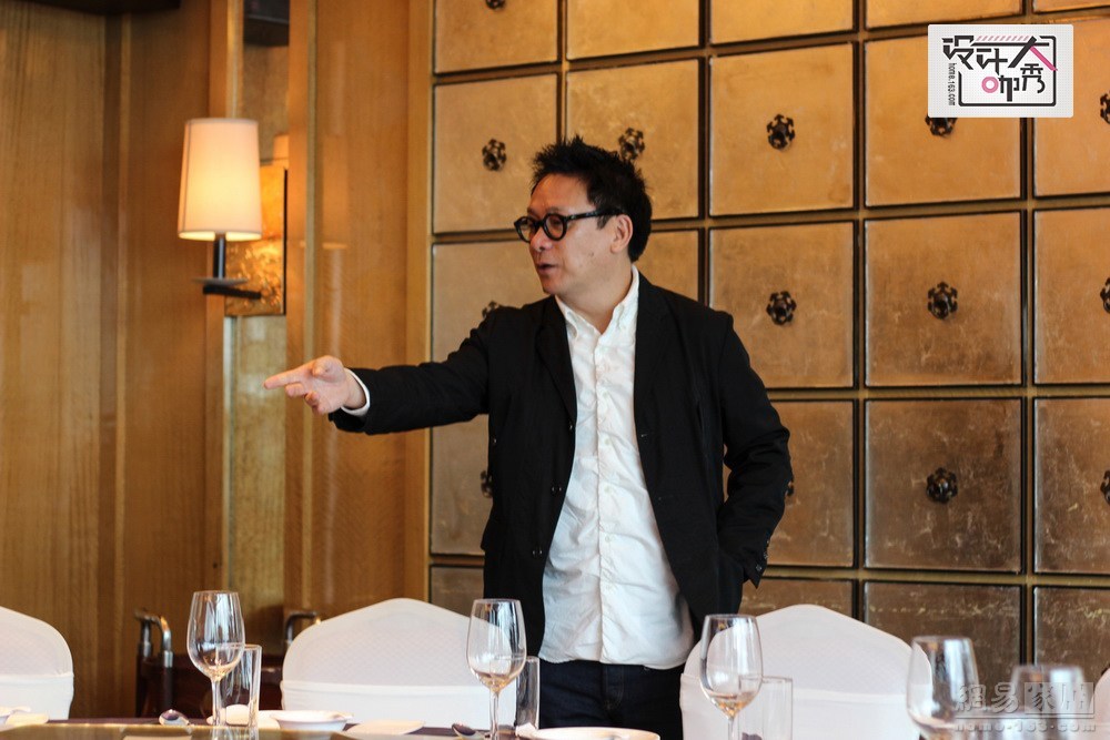 在经过了几十分钟的媒体采访后，梁志天上午的行程也暂时告了一个段落。午餐时间，梁志天设计公司邀请了出席活动的媒体和梁志天的两位搭档关永权，卢志荣一同用餐。梁志天到了房间后，就招呼大家入座，不要客气。（来源：网易家居）