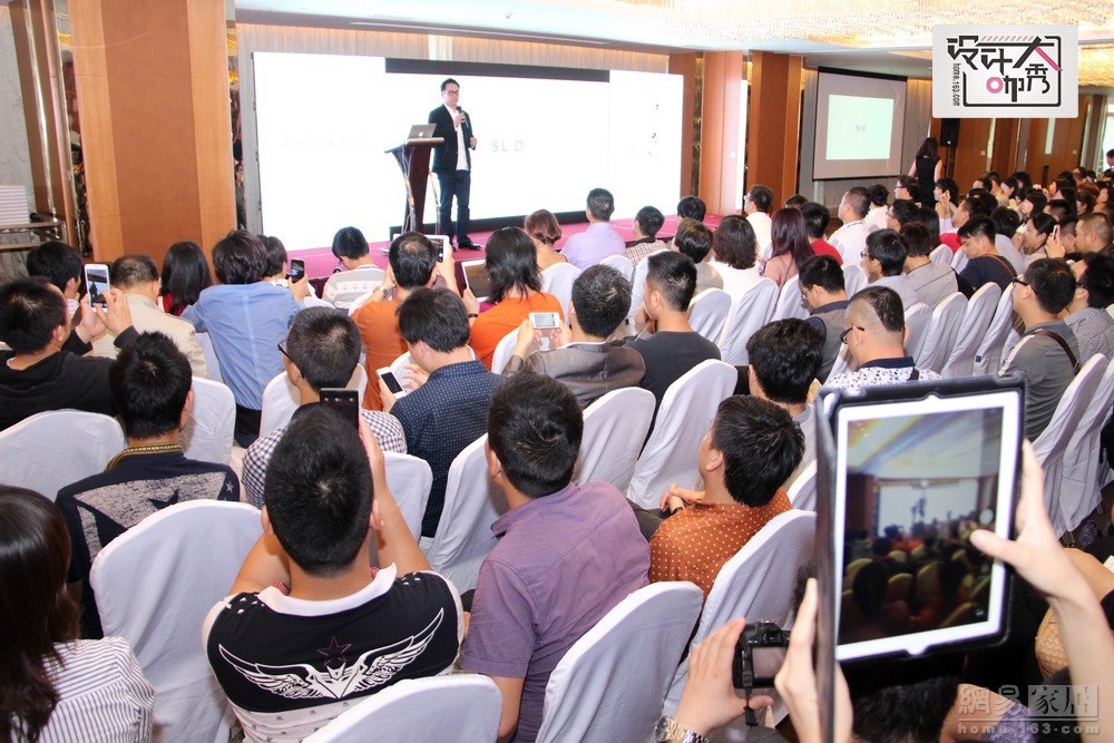 虽然论坛已经持续到了傍晚，但现场观众的热度没有丝毫的褪减，能够容纳500人的会场爆满，后面还有很多粉丝站着听了几个小时，还有人不时地拿出相机拍照。（来源：网易家居）