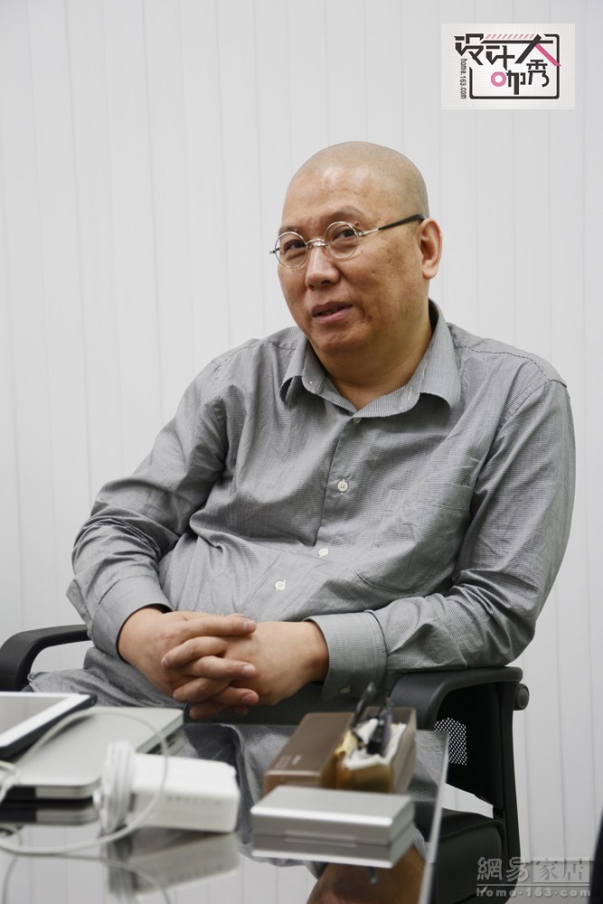 坐在会议室里，温浩跟我们聊起了自己创建“高尚工造”的品牌之路，并谈到了广美家具研究院如何帮助中国家具企业完成品牌化建设。采访中，温浩提到最多的词汇就是“品牌”，他强调说，不是所有的设计师都要去做品牌，而是设计师必须有品牌思维。（来源：网易家居）