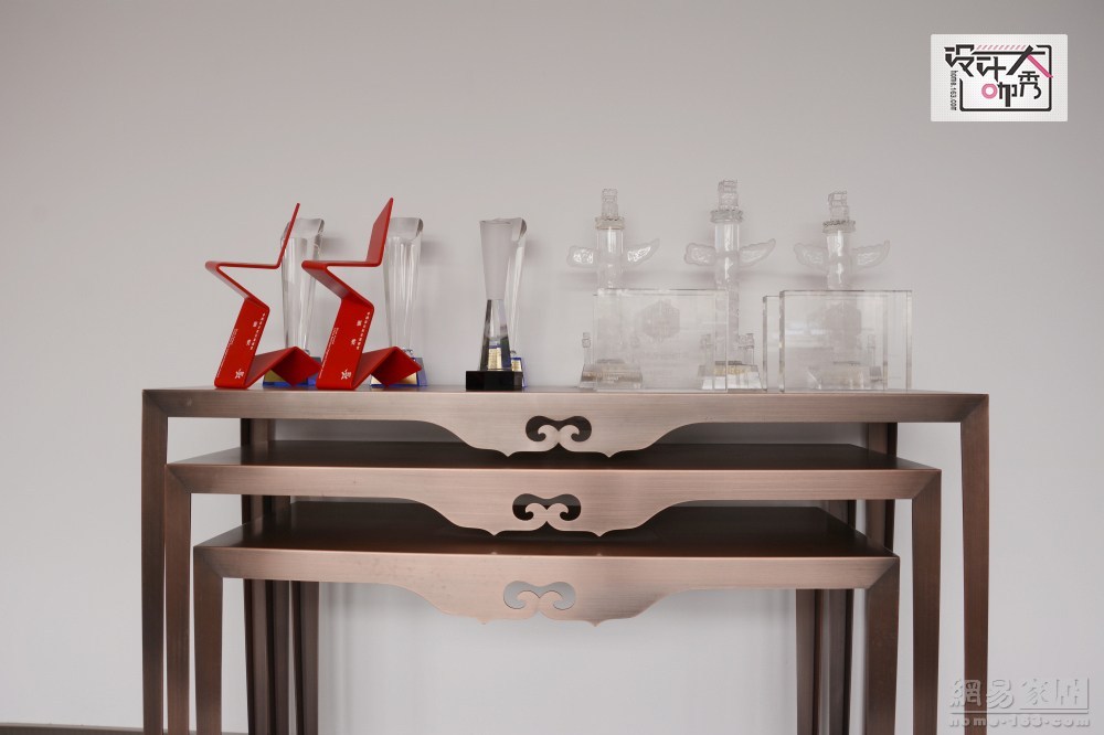 在研究院的工作室里摆放着一些奖杯，这些只是温浩带领家具研究院所取得的奖项的一小部分。（来源：网易家居）